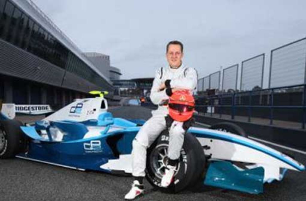 Michael Schumacher vor seinem neuen Arbeitsgerät. Foto: dpa