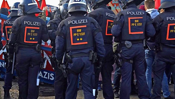 Schwer bewaffnete Polizisten stürmen Linken-Wohnung
