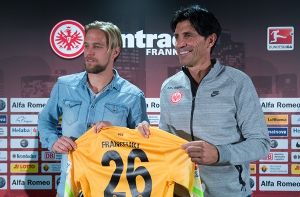 Eintracht Frankfurt hatte Timo Hildebrand am 25. September 2014 auf einer Pressekonferenz vorgestellt. Nun darf der Ex-VfB-Keeper endlich einmal ins Tor. Foto: dpa