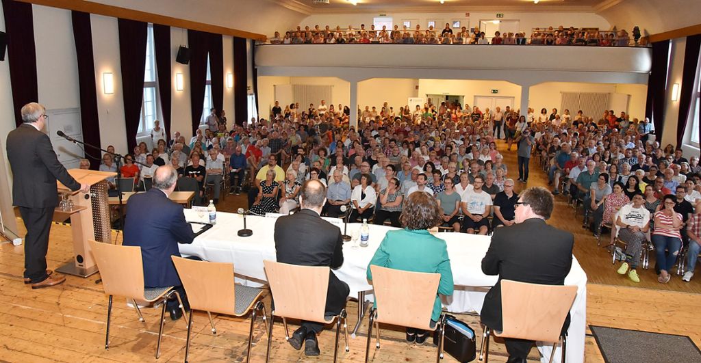 Jürgen Winter (links), Vorsitzender des Gemeindewahlausschusses, begrüßte die rund 600 Bürger bei der Kandidatenvorstellung.  Fotos: Wegner