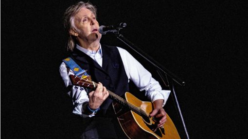 Ex-Beatle Paul McCartney beim Glastonbury Festival. Nach 50 Jahren hat er seinen vermutlich gestohlenen Bass wieder zurück bekommen. Foto: dpa/Joel C Ryan