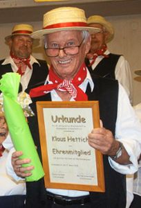 Klaus Hettich wird  für 40 Jahre Mitgliedschaft und viele  Verdienste zum Ehrenmitglied  ernannt. Foto: Schwarzwälder Bote