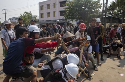 In Myanmar herrscht Gewalt: Demonstranten beschießen das Militär mit einem selbstgebauten Katapult am 17. März  in Yangon. (Archivbild) Foto: imago images/ZUMA Wire/Thuya Zaw via www.imago-images.de