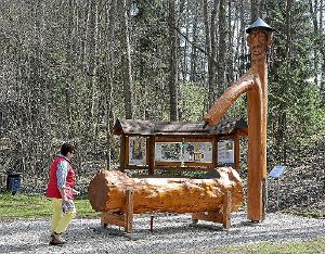 Der neue Kapfwaldbrunnen steht. Er ist aber noch nicht an die Wasserversorgung angeschlossen. Foto: Kaletta Foto: Schwarzwälder-Bote