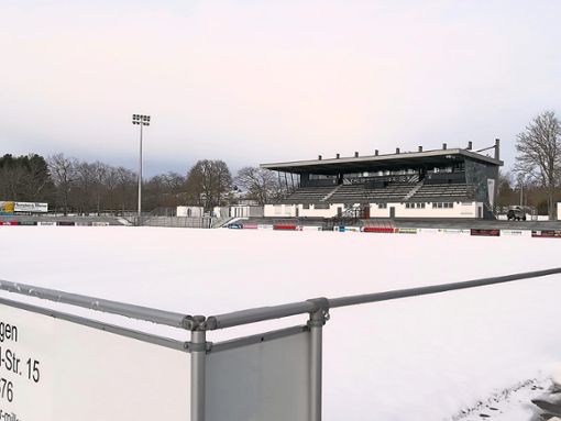 Im Villinger Stadion liegt derzeit zu viel Schnee.  Foto: Wiedemann Foto: Schwarzwälder Bote