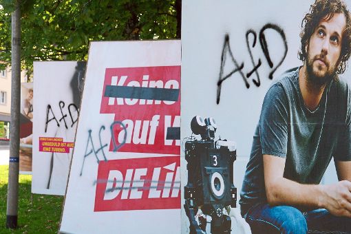 Plakate aller Parteien in der Stuttgarter Straße wurden besprüht. Die AfD distanziert sich von der Aktion.   Foto: Rath