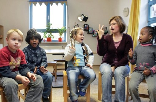 Migrantenkinder  aus verschiedenen Nationen lernen hier die deutsche Sprache. Foto: dpa