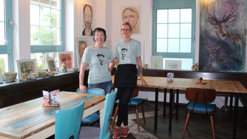 Inhaberin Sonja Börner (links, zusammen mit einer Mitarbeiterin) sucht stets nach neuen Veranstaltungen und Formaten für ihr „Kurt – Genuss und Keramik“. Foto: Mareike Kratt