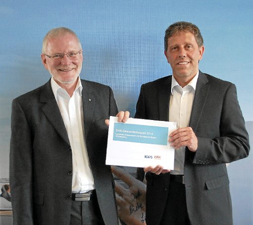 Jörg Gericke (rechts) stellte dem Ersten Landesbeamten Klaus-Ulrich Röber den Gesundheitsreport vor. Foto: Eberhardt