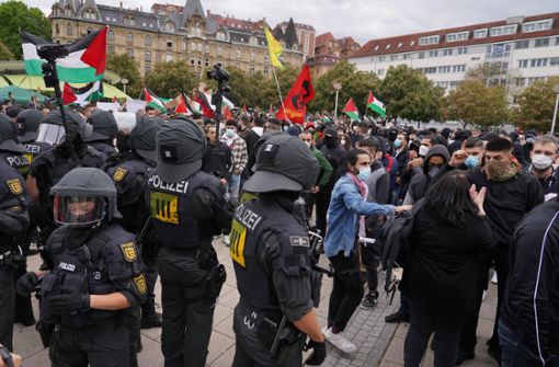 Polizisten einer Beweissicherungs- und Festnahmeeinheit bei einer Anti-Israel-Demonstration auf dem Stuttgarter Marienplatz. Foto: dpa/Andreas Rosar