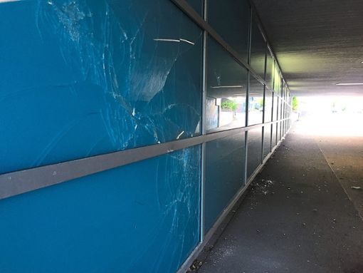 Einfach eingeschlagen: An mehreren Stellen massiv beschädigt ist die gläserne Wand der Unterführung.  Foto: Maier Foto: Schwarzwälder Bote
