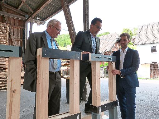 FDP-Direktkandidat Marcel Aulila (rechts) und Landtagsabgeordneter Gerhard Aden (links) lassen sich von Geschäftsführer Andreas Bronner durch das Packmittelunternehmen Bropack in Leinstetten führen. Foto: Kübler Foto: Schwarzwälder-Bote
