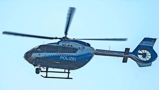 Eine Vermisste wird per Hubschrauber gesucht (Symbolfoto). Foto: Markus Klümper/dpa