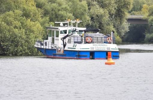 Das Messschiff „Max Honsell“ der Landesanstalt für Umwelt, Messungen und Naturschutz (LUBW) fährt in Bad Wimpfen  an der Flussmündung der Jagst über den Neckar. Foto: dpa