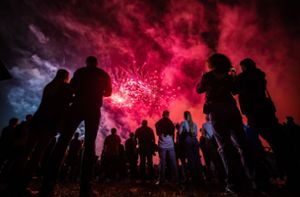 Pyro-Szene aus dem Internationalen Feuerwerksfestival „Flammende Sterne“ im Scharnhäuser Park in Ostfildern (Archivbild vom 19. August 2022). Foto: dpa/Christoph Schmidt