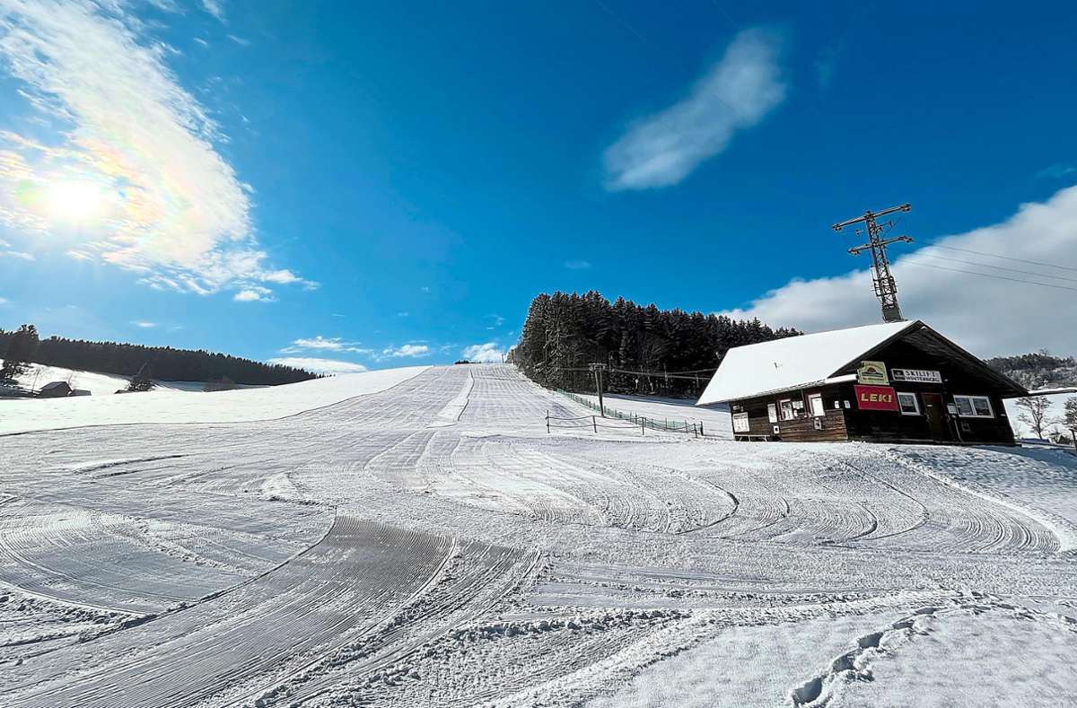 Genug Schnee liegt mittlerweile Winterberglift in Oberkirnach. Hier kann am Samstag erstmals in dieser Saison Ski gefahren werden. Foto: Moser