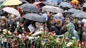 Zehntausende singen gegen Breivik an