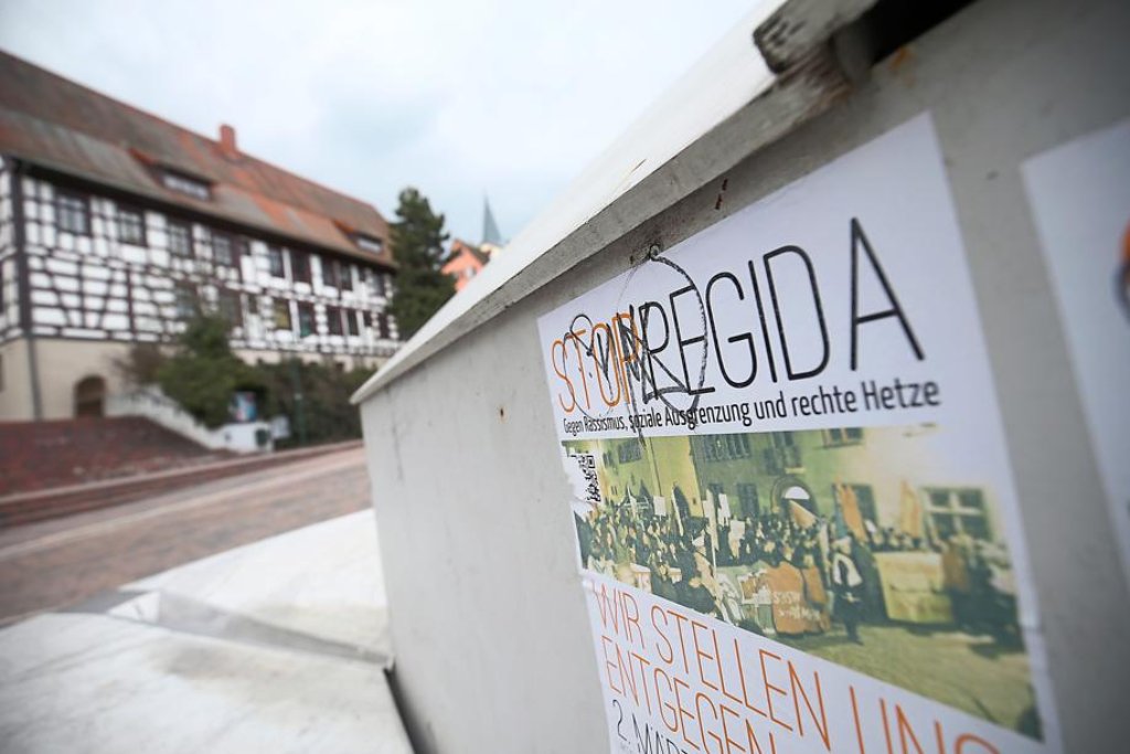 Ein großes Transparent hängt seit Montag am City-Rondell, und auch auf dem Muslenplatz hängen Stop-Pegida-Plakate: Am Sonntag demonstrieren die Islamkritiker in Schwenningen.