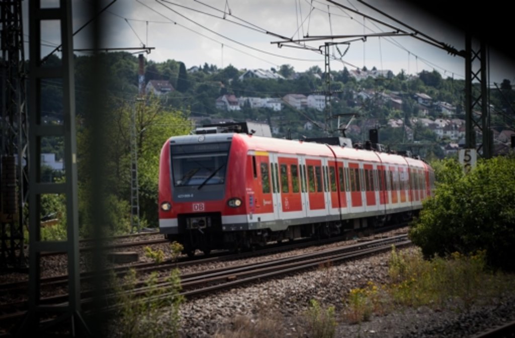Eine Fahrbahnstörung bremst am Montag den S-Bahn-Verkehr der Linie S1 aus (Symbolbild). Foto: Lichtgut/Achim Zweygarth
