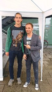 Schüler Patrick Joswig (links) traf  auf der Buchmesse Comedian Ralf Schmitz.  Foto: Ininger Foto: Schwarzwälder-Bote