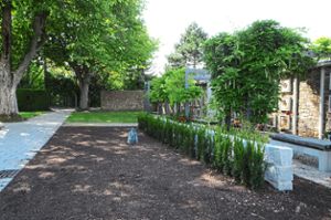 Das gärtnergepflegte Grabfeld wurde vor der Urnenwand im Friedhof in Hardt angelegt.Foto: Ziechaus Foto: Schwarzwälder Bote