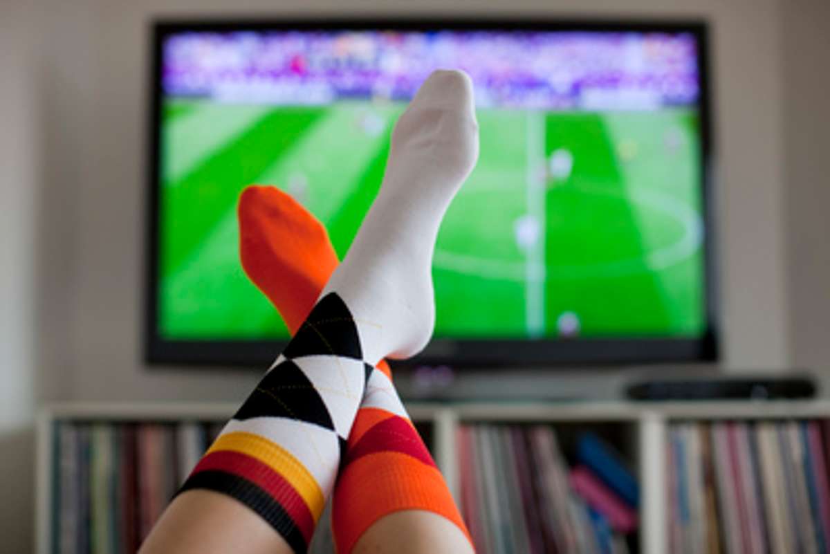 Die Fußballbegeisterung bei der WM 2022 stagniert. Bei vielen Zuschauern bleibt der Fernseher schwarz.  Foto: dpa