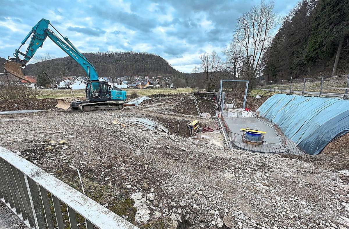 An der Eyach beim Bad Imnauer Mühlenkanal baut gerade eine Firma aus dem Schwarzwald eine Wasserturbine zur Stromgewinnung. Ende des erste Halbjahres soll sie fertig gestellt sein Quelle: Unbekannt