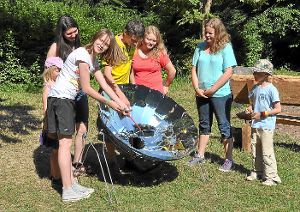 Beim Sommerfest des NABU konnten die Jugendlichen lernen, wie man mit einem Solarkocher eine Mahlzeit zubereitet.  Foto: Fischer Foto: Schwarzwälder-Bote