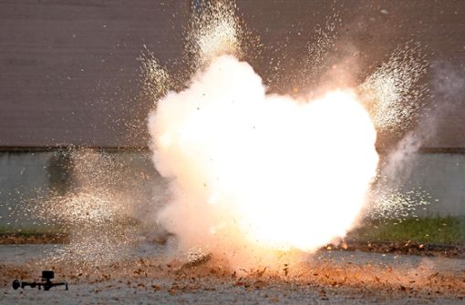 Ein Feuerwerkskörper mit Blitzknallsatz (BKS) detoniert. (Symbolfoto) Foto: Sebastian Kahnert/dpa