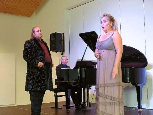 Bernd Valentin (von links), Klaus Bernhard Roth und Magdalena Bränland trugen unter anderem Lieder von Edvard Grieg vor. Auch ihre Soli begeisterten.  Foto: Schrader Foto: Schwarzwälder-Bote