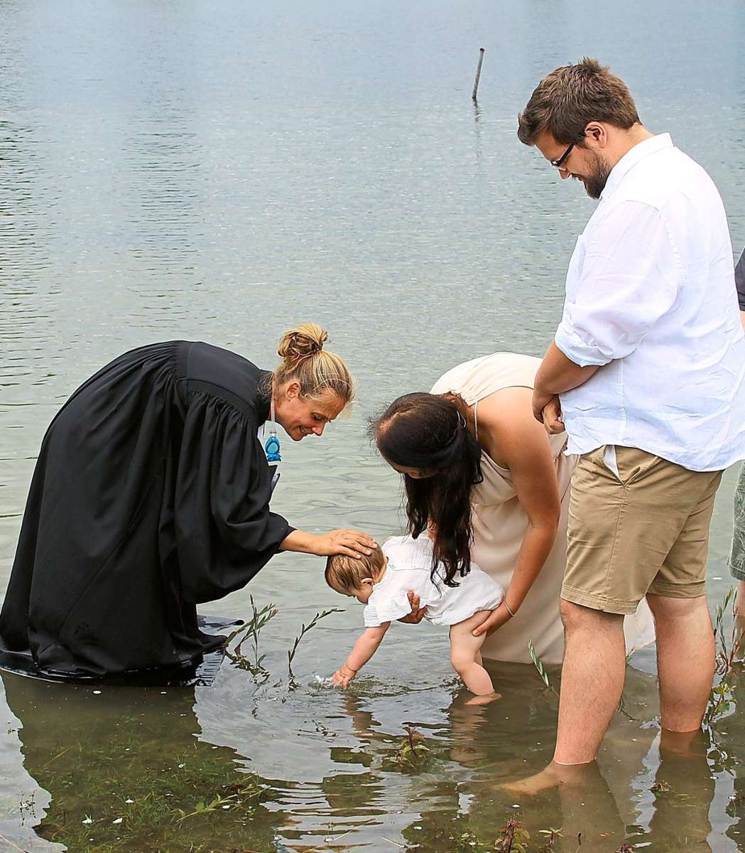 Familie Frühauf hat sich für ihre Tochter Hannah für die Taufe im Stockfeldsee in Dundenheim entschieden. Pfarrerin Anna Schimmel segnete das Mädchen.