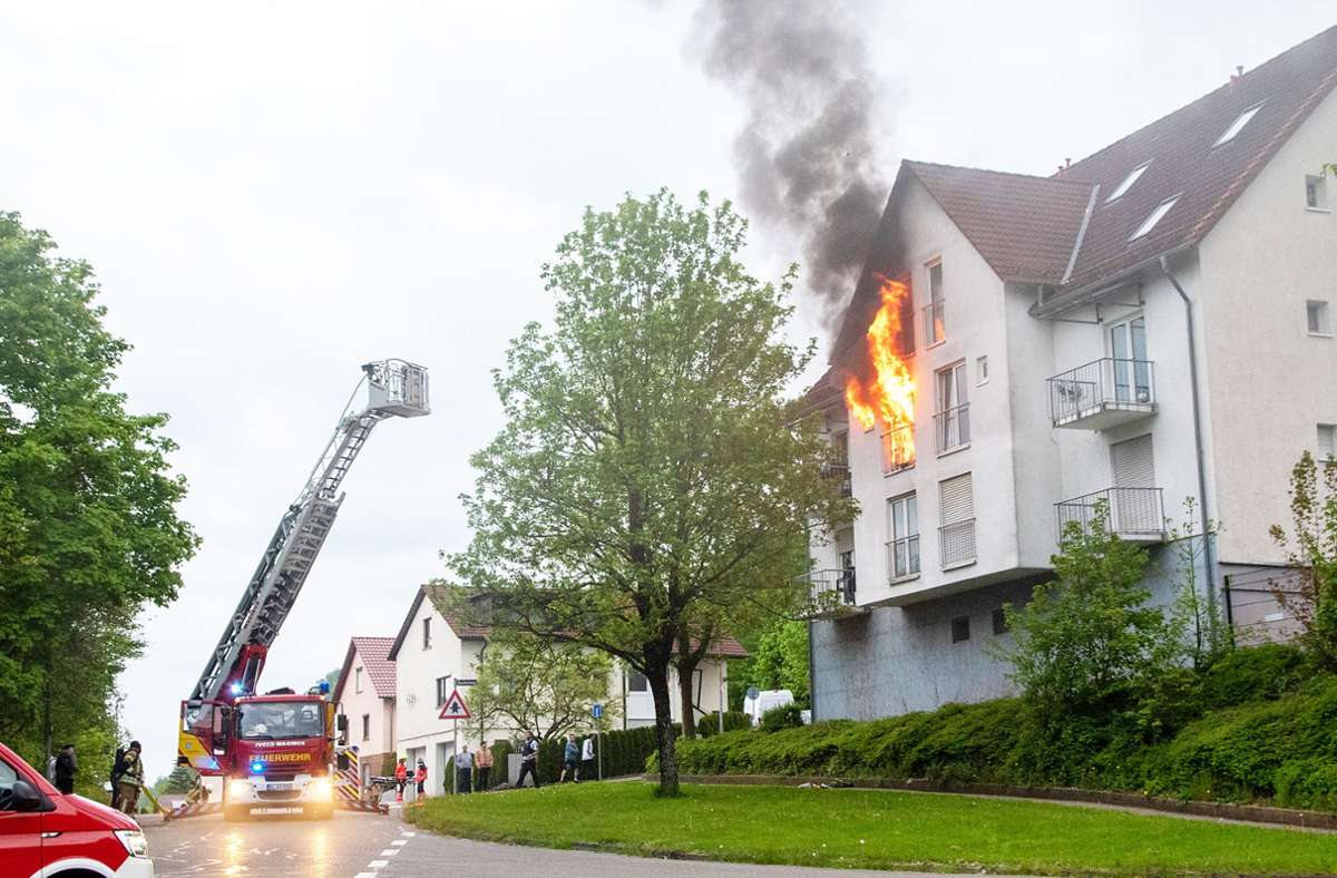 Hohe Flammen sind am Samstag aus der Wohnung im Buchenweg geschlagen. Foto: Jannik Nölke