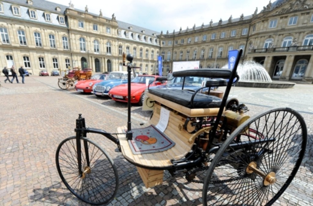 Ein originalgetreuer Nachbau des ersten Benz Patent Motorwagens vor dem Neuen Schloss in Stuttgart. Foto: dpa