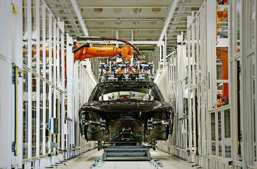 Für den Audi A8 wurde in Neckarsulm ein neuer Karosseriebau errichtet, wo 500 Roboter im Einsatz sind. Die Halle ist so groß wie elf Fußballfelder. Foto: Audi