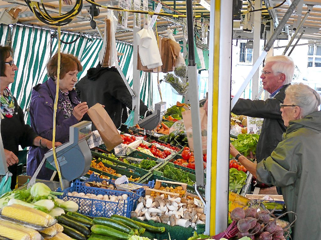 Hauptsächlich ältere Stammgäste statten den Händlern auf dem Wochenmarkt einen Besuch ab. Foto: Begemann