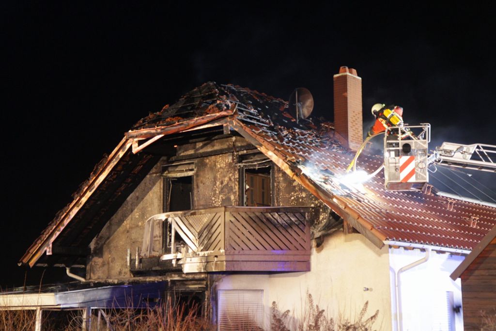 Ein Feuer bricht in einem Einfamilienhaus in Feldrennach aus.