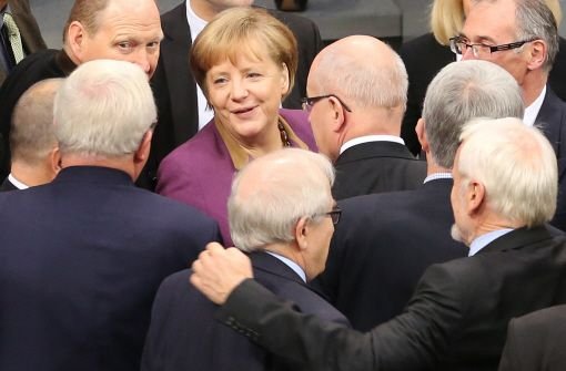 Abstimmung über Griechenlandhilfe: Bundeskanzlerin Angela Merkel und weitere Parlamentarier auf dem Weg zur Urne. Foto: dpa