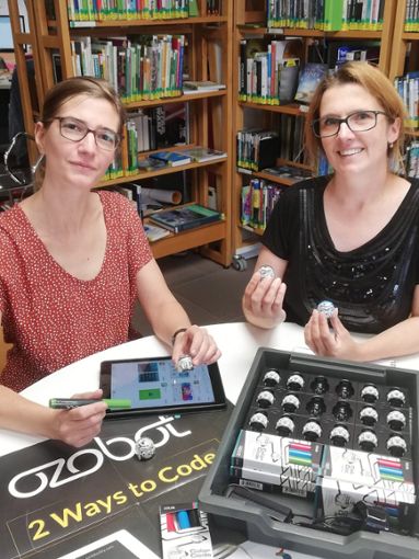 Sophia Miller (links) und Diana Lange  testen die neuen Mini-Roboter namens Ozobots. Foto: Stadt Rottweil Foto: Schwarzwälder Bote