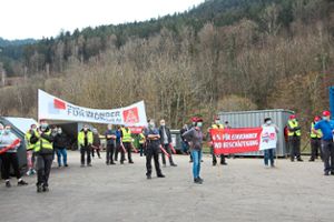 Lautstark unterstrichen die Beschäftigten beim Warnstreik bei der Wolfacher Firma Leipold  ihre Forderungen. Foto: Beule