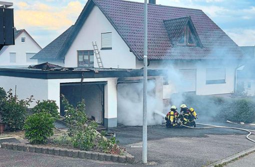 Die Feuerwehr Villingendorf löscht das brennende Auto. Foto: Feuerwehr/Haberer