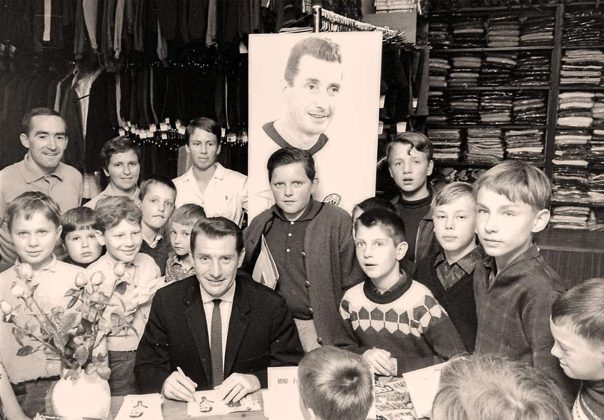 Umringt von jungen Autogrammjägern präsentiert sich Fritz Walter 1967 im Sportgeschäft Fehlinger in Villingen. Links hinten Walter Fehlinger.
