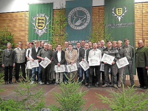 Zahlreiche Jungjäger aus dem Kreis Calw erhielten in Neuweiler ihren Jägerbrief.  Foto: Stocker