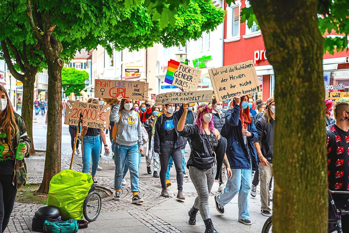 200 Bürger demonstrierten am Sonntag in Offenburg für die Rechte der Frauen.  Foto: Linksjugend