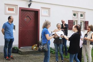 Willkommen in Onstmettingen: Silke Bauer-Gerold nimmt  Brot und Salz entgegen. Foto: Frick