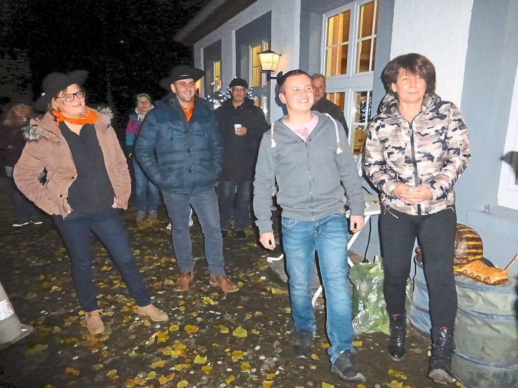 Steffie Leingruber und Benni Oschwald freuen sich über die neuen Schnecken Dominik Rösch und Cornelia Rösch-Hewer (von links), die jetzt der Epfenhofener Zunft angehören.   Foto: Suttheimer