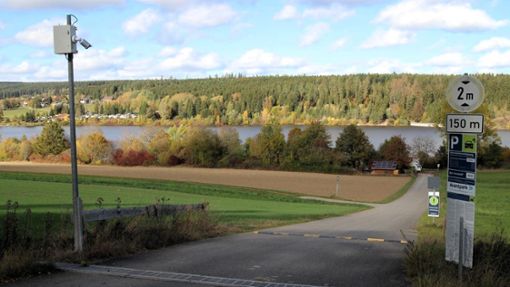 Im Herbstkleid zeigt sich der Kirnbergsee. Seit Sommer werden die Parkplätze mit Hilfe von Scannern   überwacht. Foto: Dagobert Maier
