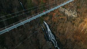 Spektakuläre Hängebrücke am Todtnauer  Wasserfall öffnet