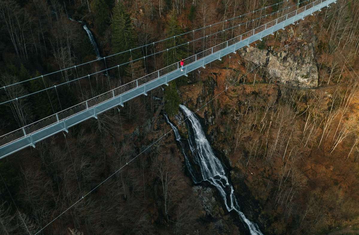 Die neue Hängebrücke führt in 120 Metern Höhe über den Todtnauer Wasserfall.
