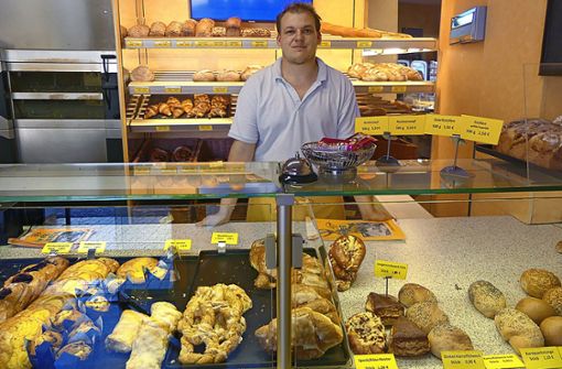 Timo Bastian steht aushilfsweise hinter der Theke der Bäckerei Kiefer in Kippenheim. Die Filiale ist eine der wenigen Möglichkeiten, zentral in Kippenheim an Lebensmittel zu kommen. Einige Orts-Check-Teilnehmer wünschen sich ein breiteres Angebot. Foto: Köhler
