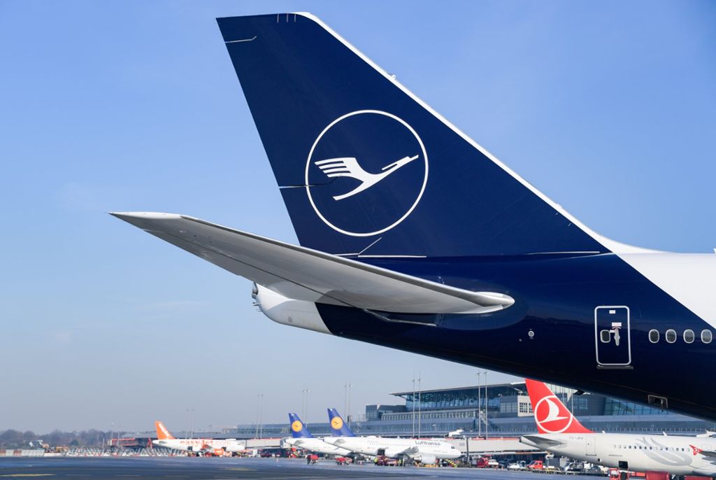 Die Fluggesellschaft Lufthansa nutzt eine stilisierte Form des Kranichs als Firmenlogo.